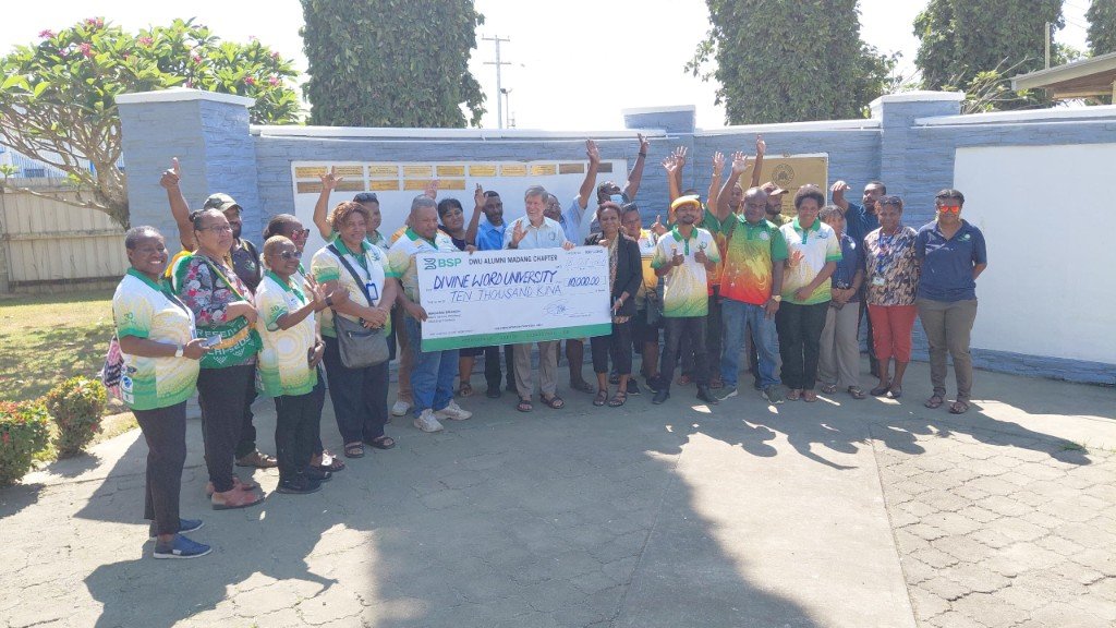 DWU Alumni Madang Chapter presents K10,000 at the DWU 30th Anniversary celebration