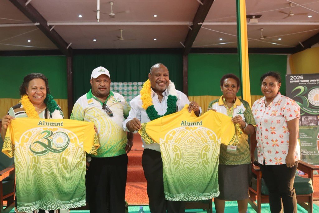 Prime Minister James Marape and guests with DWU Alumni 30th anniversary shirts at the celebration